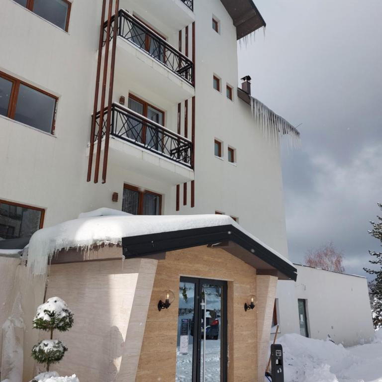 Hop Kop - Studio Apartment with Balcony - 18