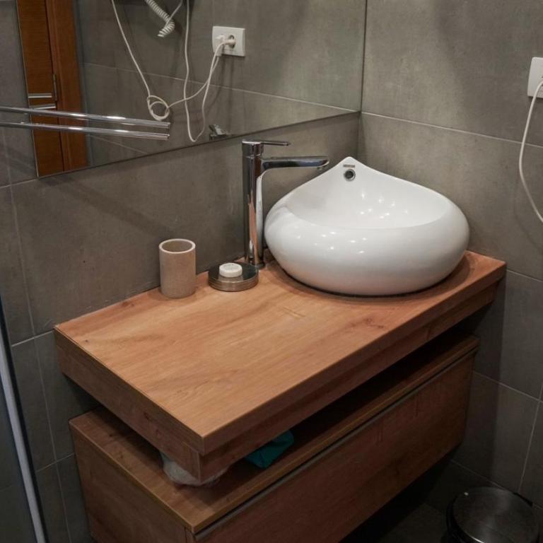 Hop Kop - Studio Apartment with Balcony - 10