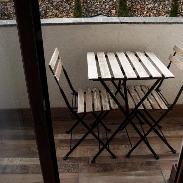 Hop Kop - Studio Apartment with Balcony - 14