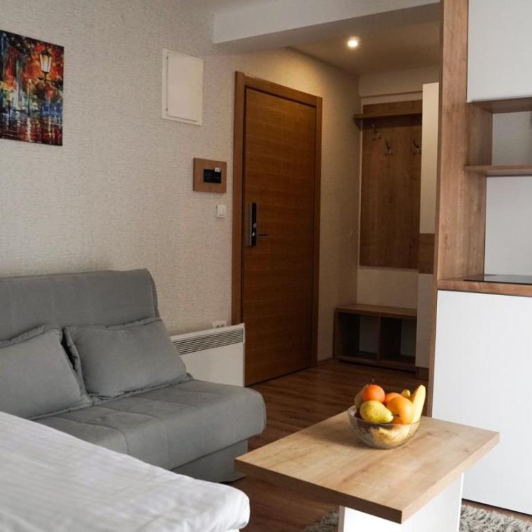 Hop Kop - Studio Apartment with Balcony - 3