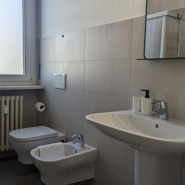 Big House-Private parking-12" walk from the ARENA - Two-Bedroom Apartment - 3