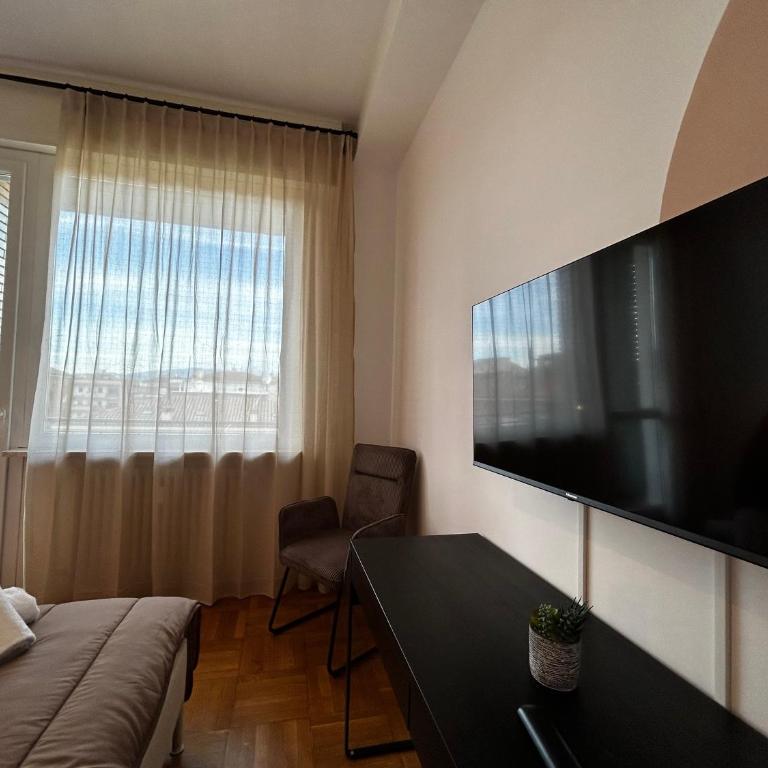 Big House-Private parking-12" walk from the ARENA - Two-Bedroom Apartment - 7