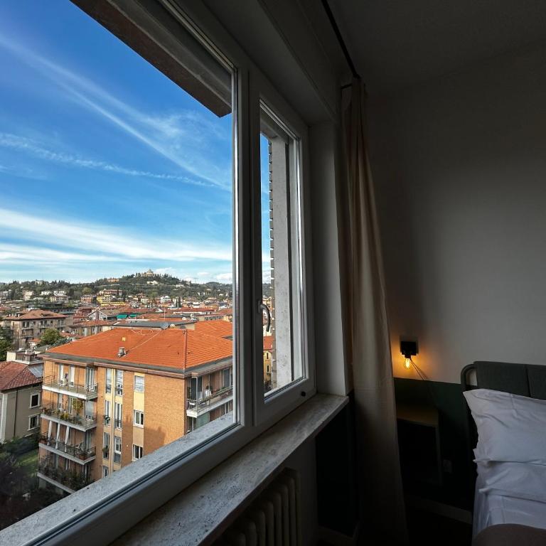 Big House-Private parking-12" walk from the ARENA - Two-Bedroom Apartment - 12