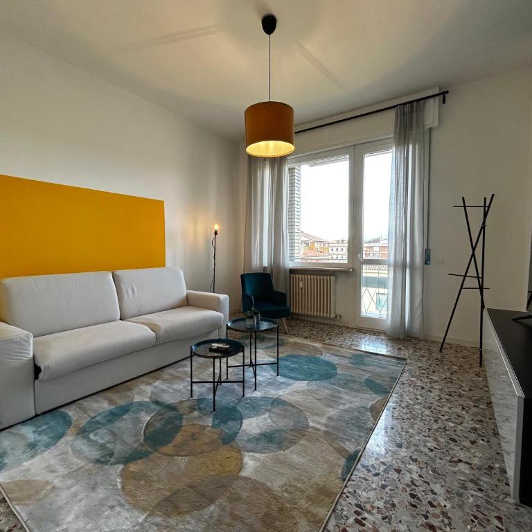 Big House-Private parking-12" walk from the ARENA - Two-Bedroom Apartment - 9