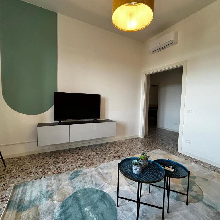 Big House-Private parking-12" walk from the ARENA - Two-Bedroom Apartment - 14