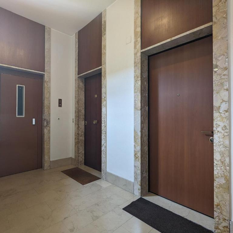 Big House-Private parking-12" walk from the ARENA - Two-Bedroom Apartment - 15