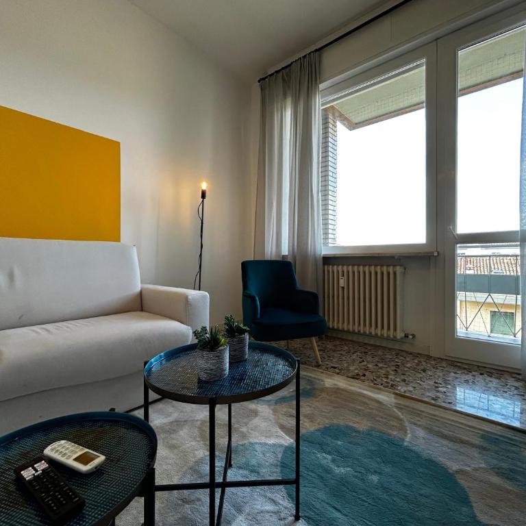 Big House-Private parking-12" walk from the ARENA - Two-Bedroom Apartment - 16