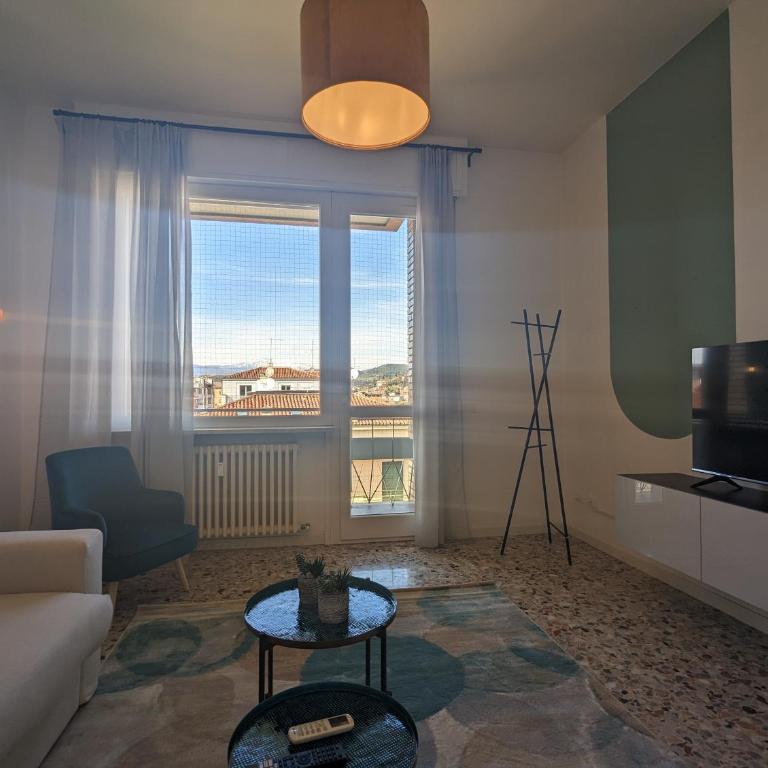 Big House-Private parking-12" walk from the ARENA - Two-Bedroom Apartment - 18