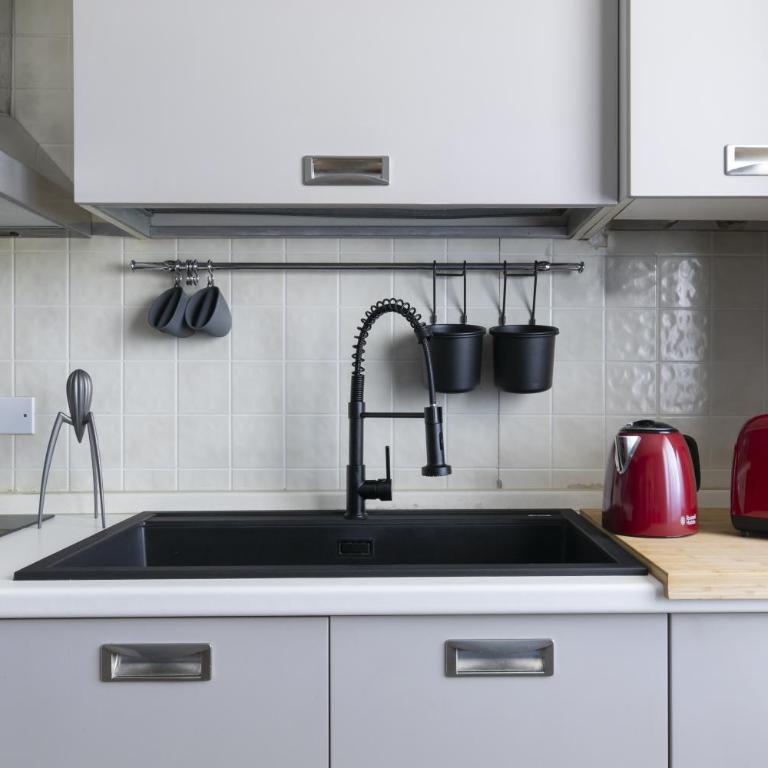 Cozy Apt - Close to City Center and Train Station - Two-Bedroom Apartment - 12
