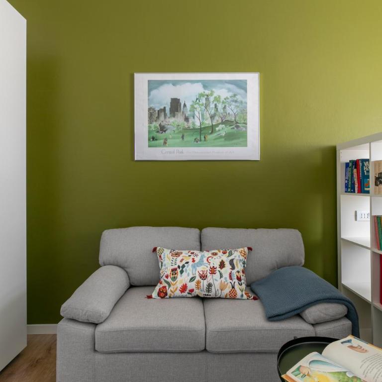Cozy Apt - Close to City Center and Train Station - Two-Bedroom Apartment - 24