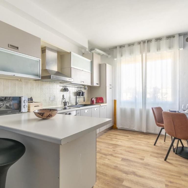 Cozy Apt - Close to City Center and Train Station - Two-Bedroom Apartment - 7
