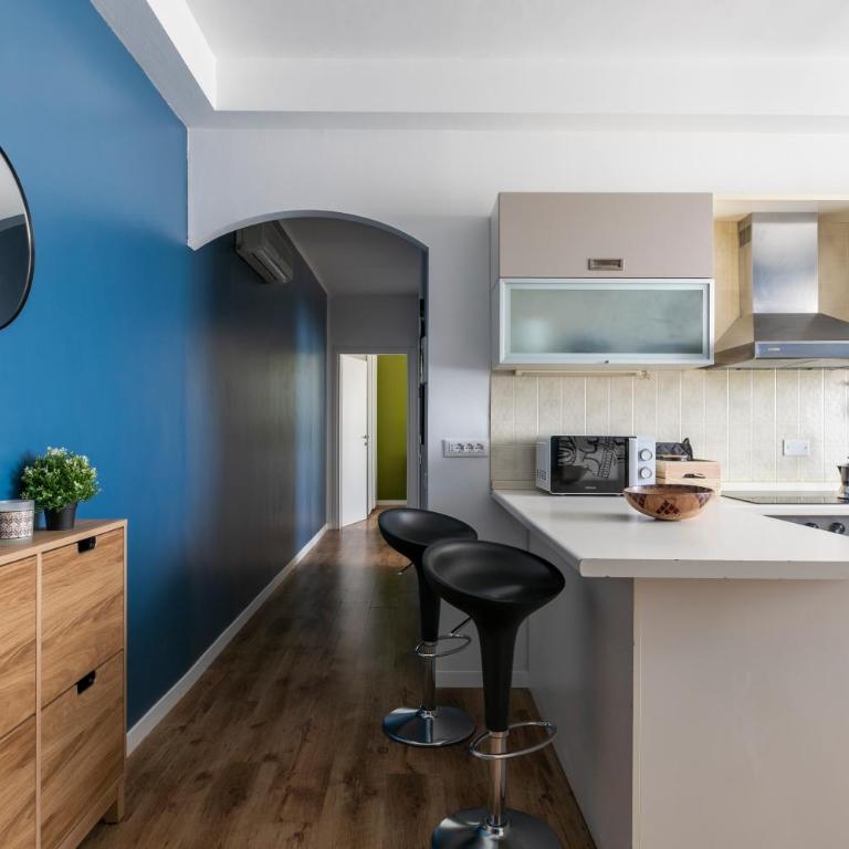 Cozy Apt - Close to City Center and Train Station - Two-Bedroom Apartment - 2