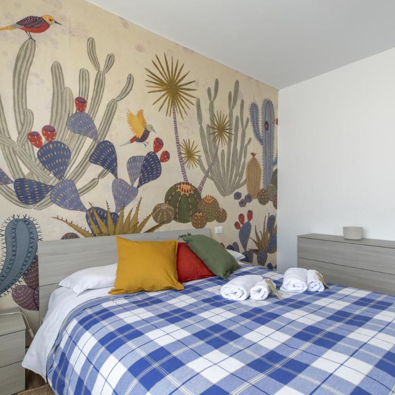 Cozy Apt - Close to City Center and Train Station - Two-Bedroom Apartment - 25