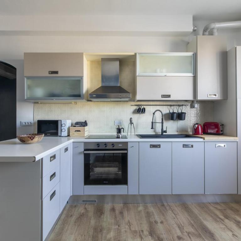Cozy Apt - Close to City Center and Train Station - Two-Bedroom Apartment - 9