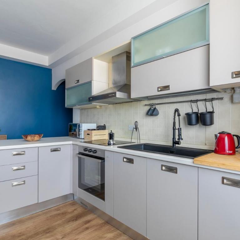 Cozy Apt - Close to City Center and Train Station - Two-Bedroom Apartment - 8