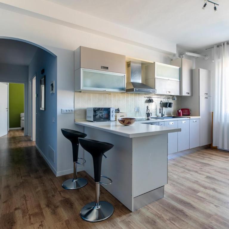 Cozy Apt - Close to City Center and Train Station - Two-Bedroom Apartment - 5