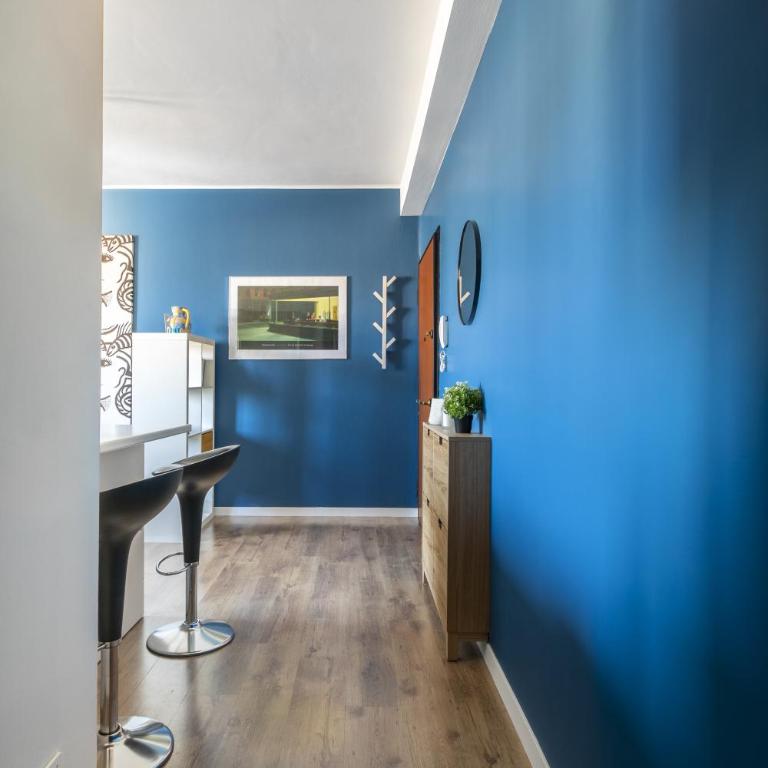 Cozy Apt - Close to City Center and Train Station - Two-Bedroom Apartment - 30