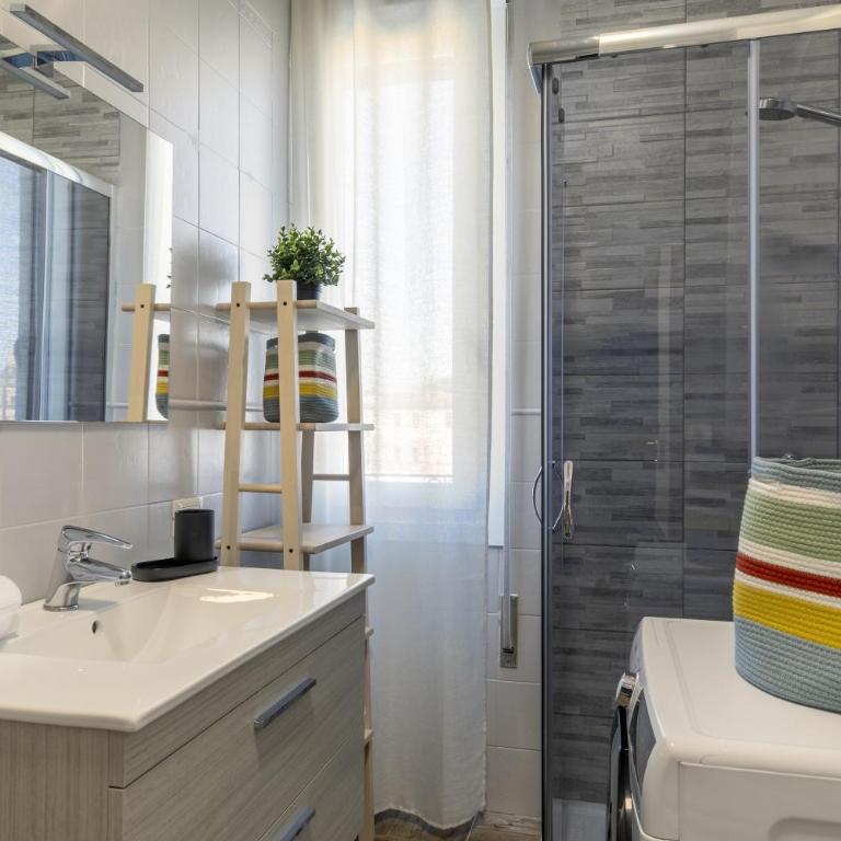 Cozy Apt - Close to City Center and Train Station - Two-Bedroom Apartment - 29