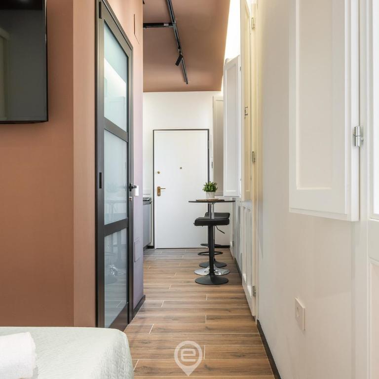Studio Noir - One-Bedroom Apartment - 9