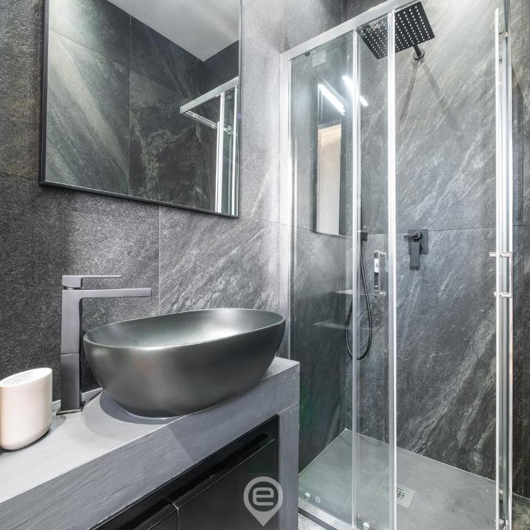 Studio Noir - One-Bedroom Apartment - 16