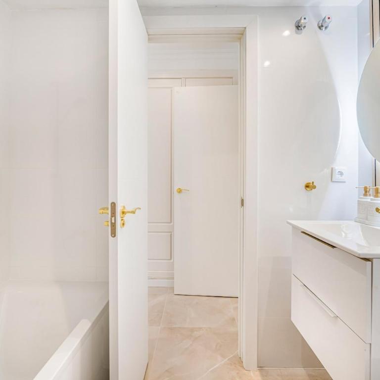 Amazing apartment with sea view in Puerto Banus - Two-Bedroom Apartment - 3