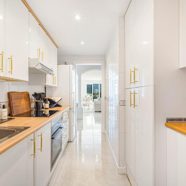 Amazing apartment with sea view in Puerto Banus - Two-Bedroom Apartment - 4