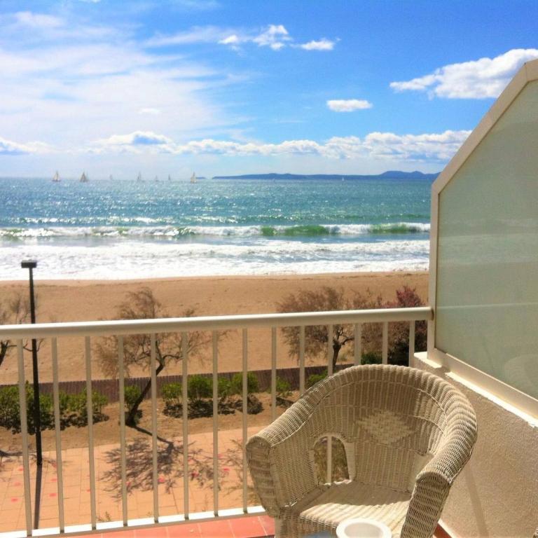 Apartamento En Primera Linea De Mar, Roses AV-06 - Three-Bedroom Apartment - 3