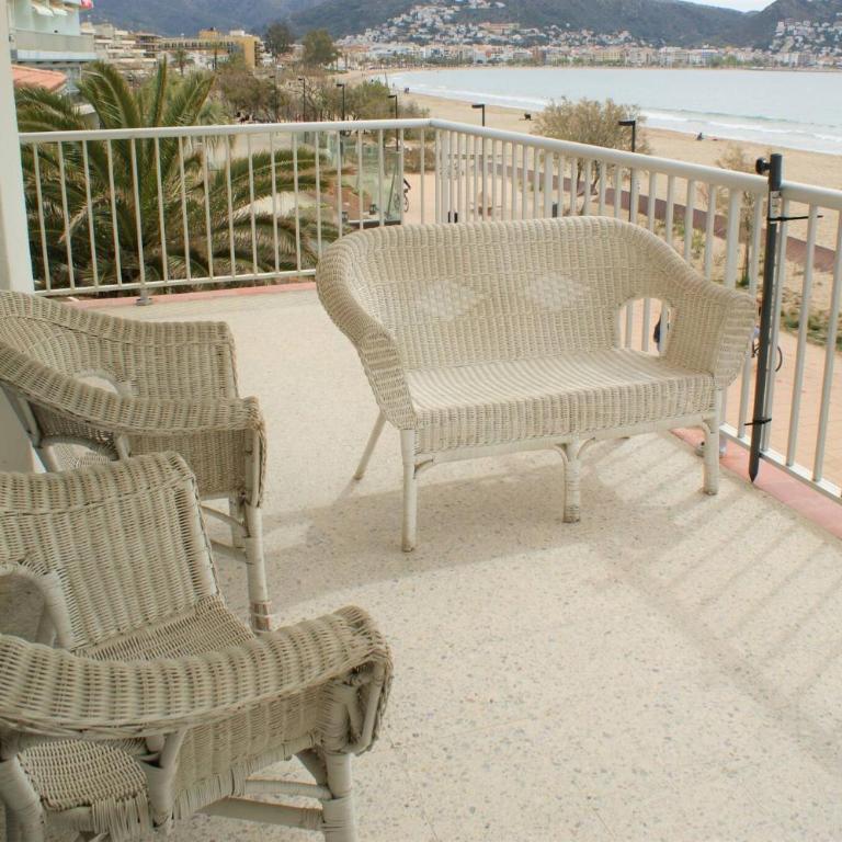 Apartamento En Primera Linea De Mar, Roses AV-06 - Three-Bedroom Apartment - 11