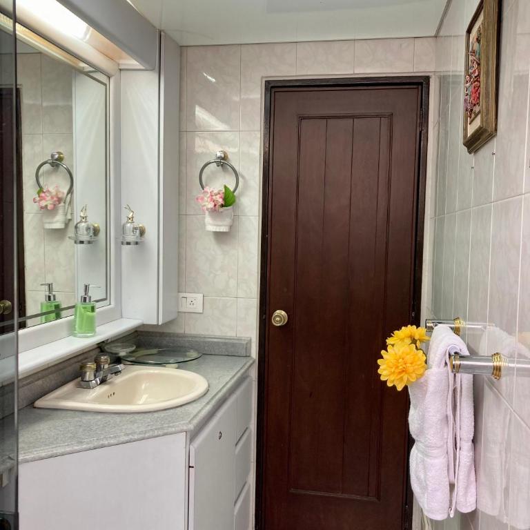 ¿Lejos de tu hogar? Aquí te sentirás a gusto. - Habitación Doble con baño privado externo - 7