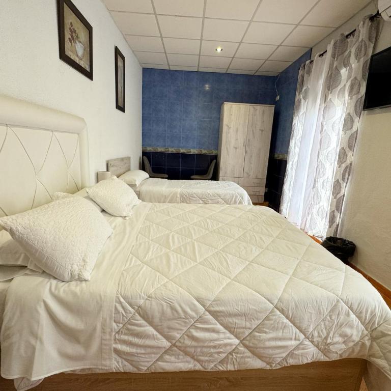 Hostal El Brillante - Alojamientos El Duque - Habitación Triple con baño privado - 11