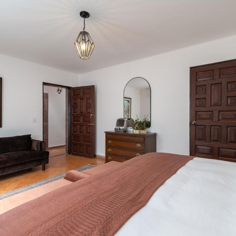Casa Pedro Vargas, 6BR Estate with Hot Tub & Modern Comforts - Villa - 40