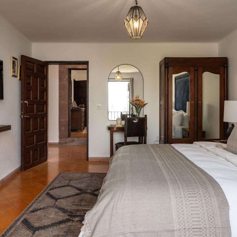 Casa Pedro Vargas, 6BR Estate with Hot Tub & Modern Comforts - Villa - 31