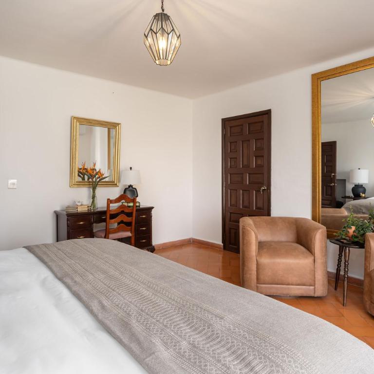 Casa Pedro Vargas, 6BR Estate with Hot Tub & Modern Comforts - Villa - 26