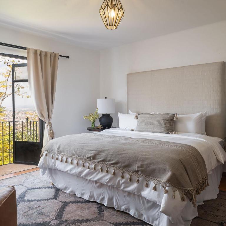 Casa Pedro Vargas, 6BR Estate with Hot Tub & Modern Comforts - Villa - 23