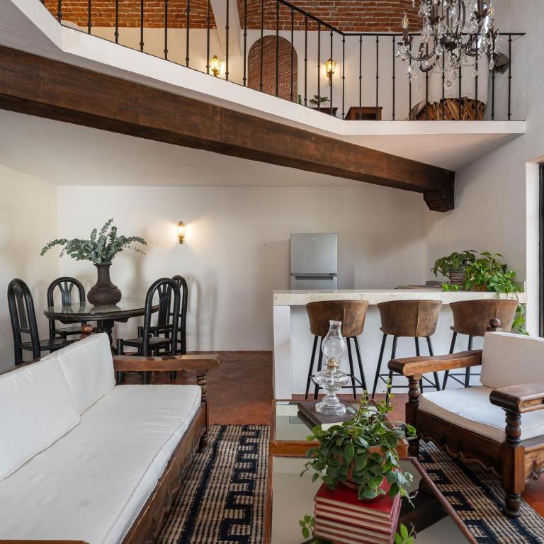 Casa Pedro Vargas, 6BR Estate with Hot Tub & Modern Comforts - Villa - 19