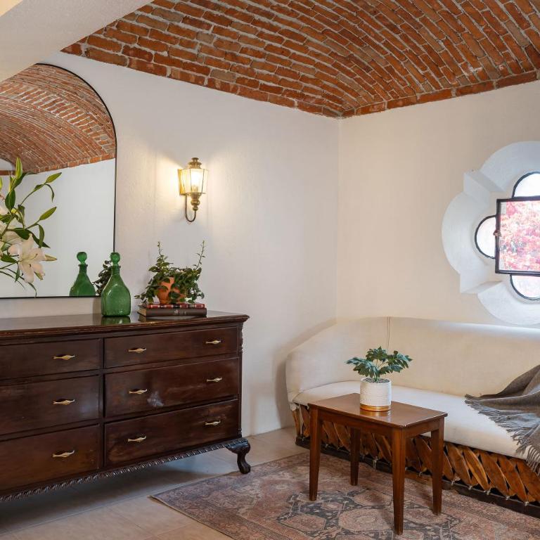 Casa Pedro Vargas, 6BR Estate with Hot Tub & Modern Comforts - Villa - 18