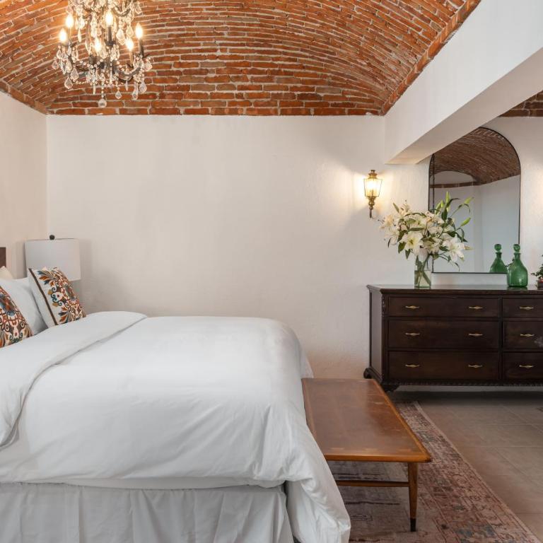 Casa Pedro Vargas, 6BR Estate with Hot Tub & Modern Comforts - Villa - 17