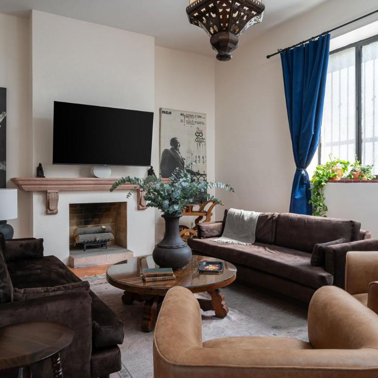 Casa Pedro Vargas, 6BR Estate with Hot Tub & Modern Comforts - Villa - 6