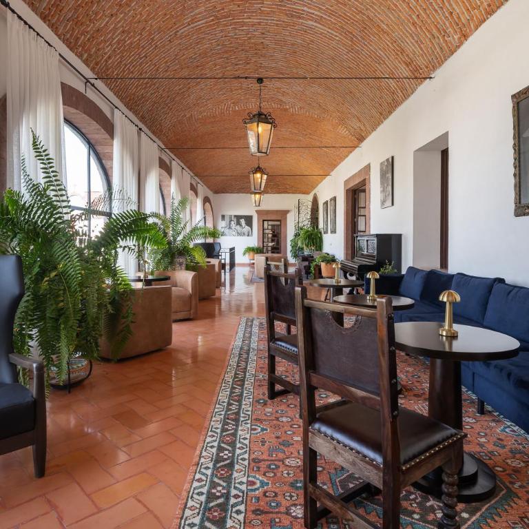 Casa Pedro Vargas, 6BR Estate with Hot Tub & Modern Comforts - Villa - 9