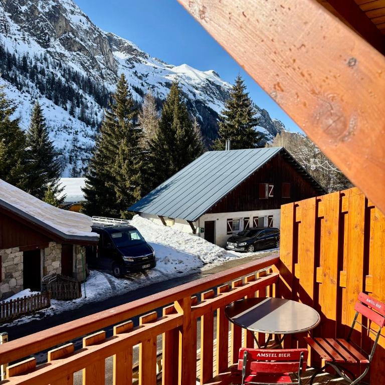 Appartement moderne et entièrement rénové en plein cœur du village, chambre séparée, balcon vue montagne, très proche des pistes - Apartment mit 1 Schlafzimmer - 4