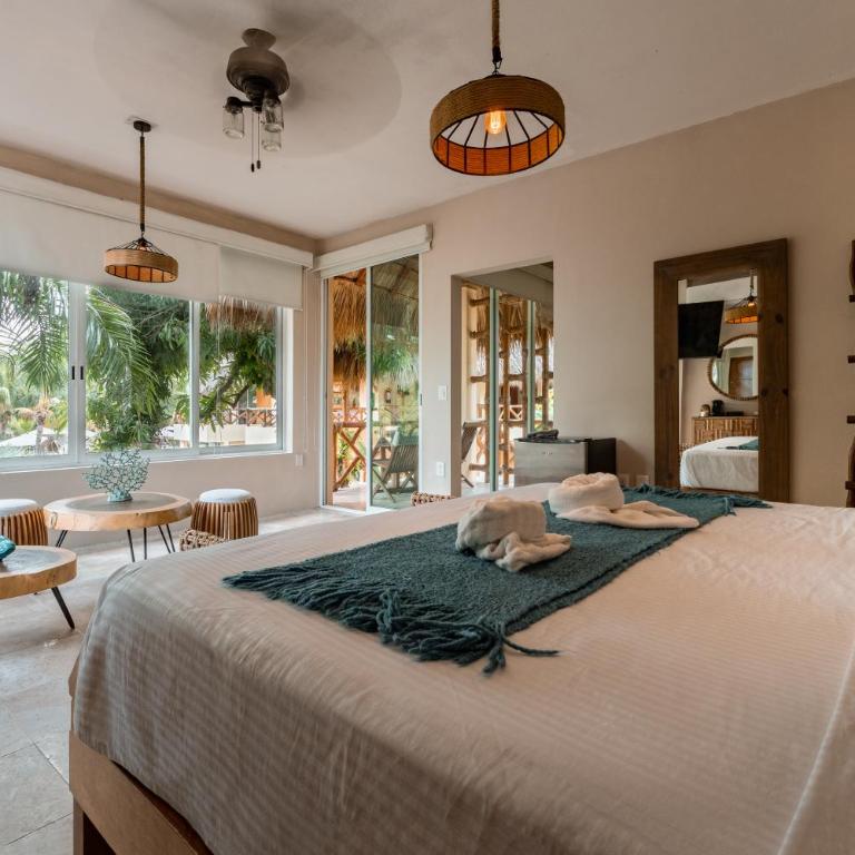 Rojo Manglar Acapulco - Suite con cama grande y vistas a la piscina - 1