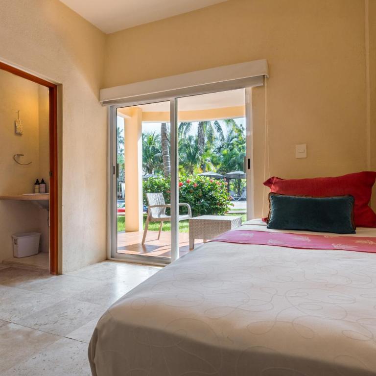 Rojo Manglar Acapulco - Habitación Triple con vistas a la piscina - 1