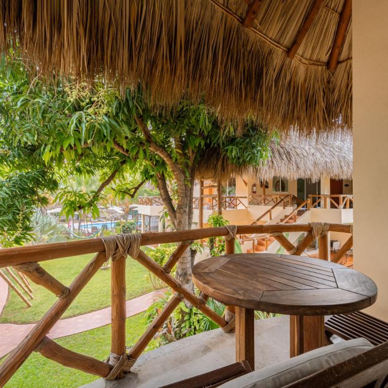 Rojo Manglar Acapulco - Suite con cama grande y vistas a la piscina - 6