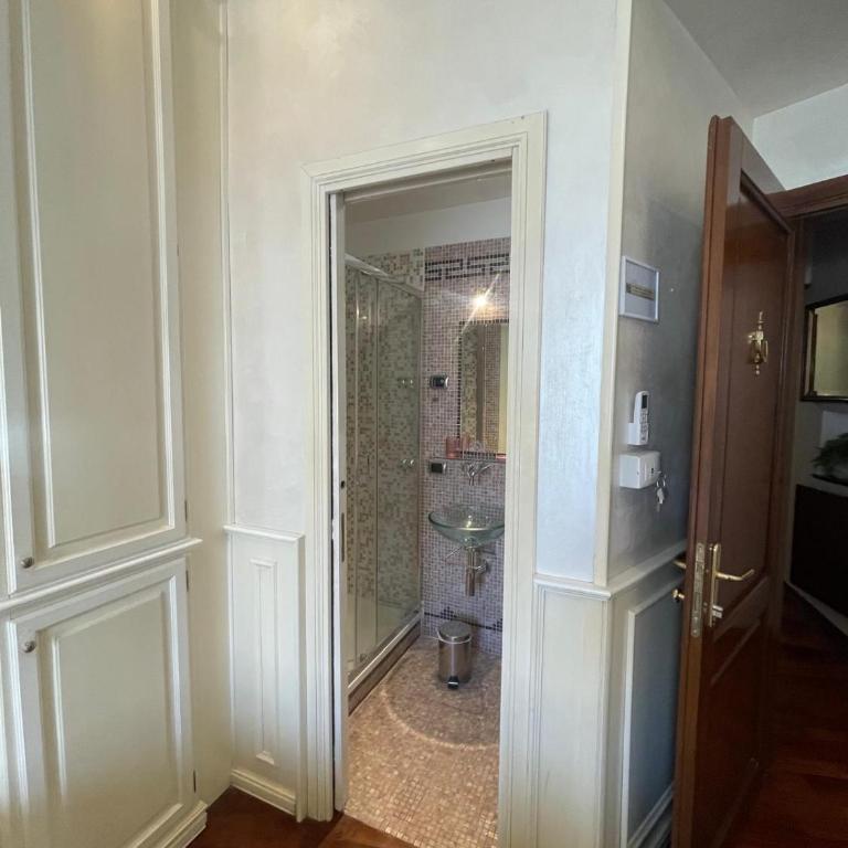 Rome Opera Theatre Rooms by Dama - Termini Station & Rome City Center - Camera Matrimoniale con Bagno Privato - 15