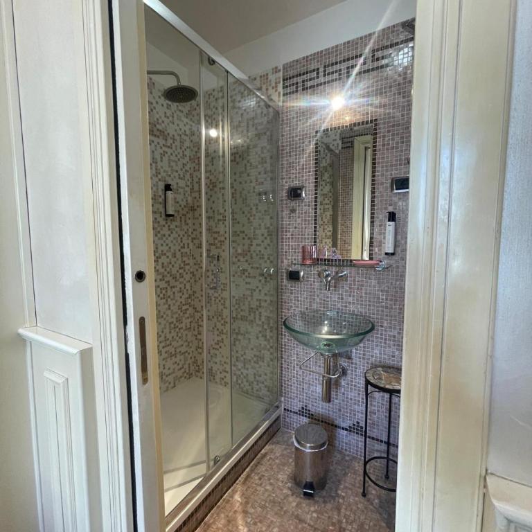 Rome Opera Theatre Rooms by Dama - Termini Station & Rome City Center - Camera Matrimoniale con Bagno Privato - 4