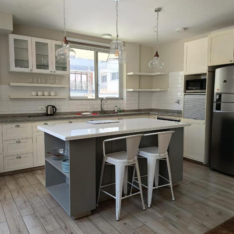 Cozy Flat-Beautiful Kitchen and Excelent Location - Three-Bedroom Apartment - 1