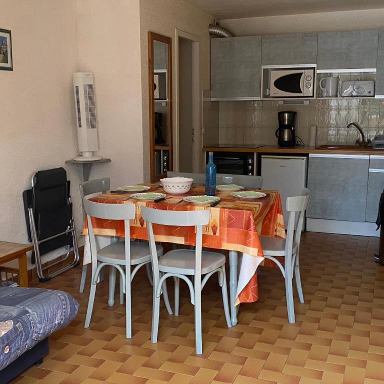 Spacieux T3, 6 Pers. avec Terrasse et Parking entre Plage et Port - FR-1-798-16 - Appartement - 17