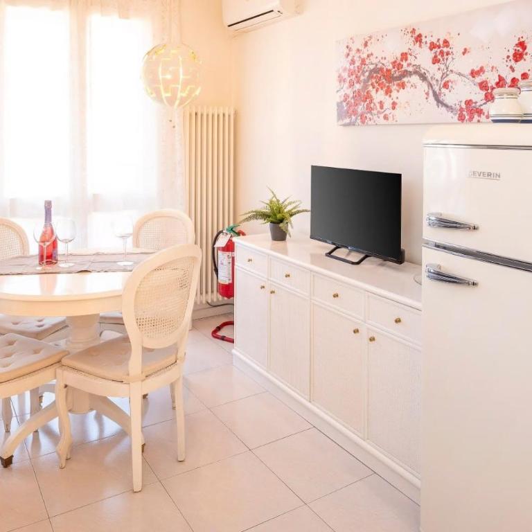 Elena Apartment - Free Secure Parking - Center - Pool - View Lake - One-Bedroom Apartment - 16