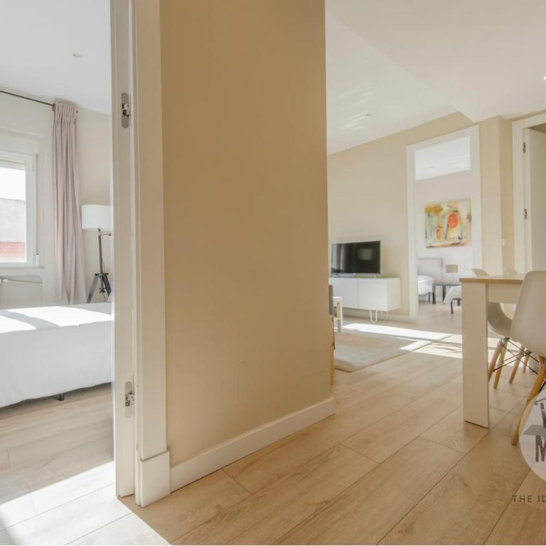 Vive la esencia de Madrid para 7 en Santa Ana 6 - Apartamento - 9