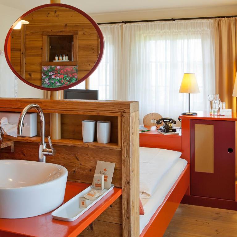 Hotel Oberstdorf - Doppelzimmer mit Bad, Bergblick und Balkon - 4